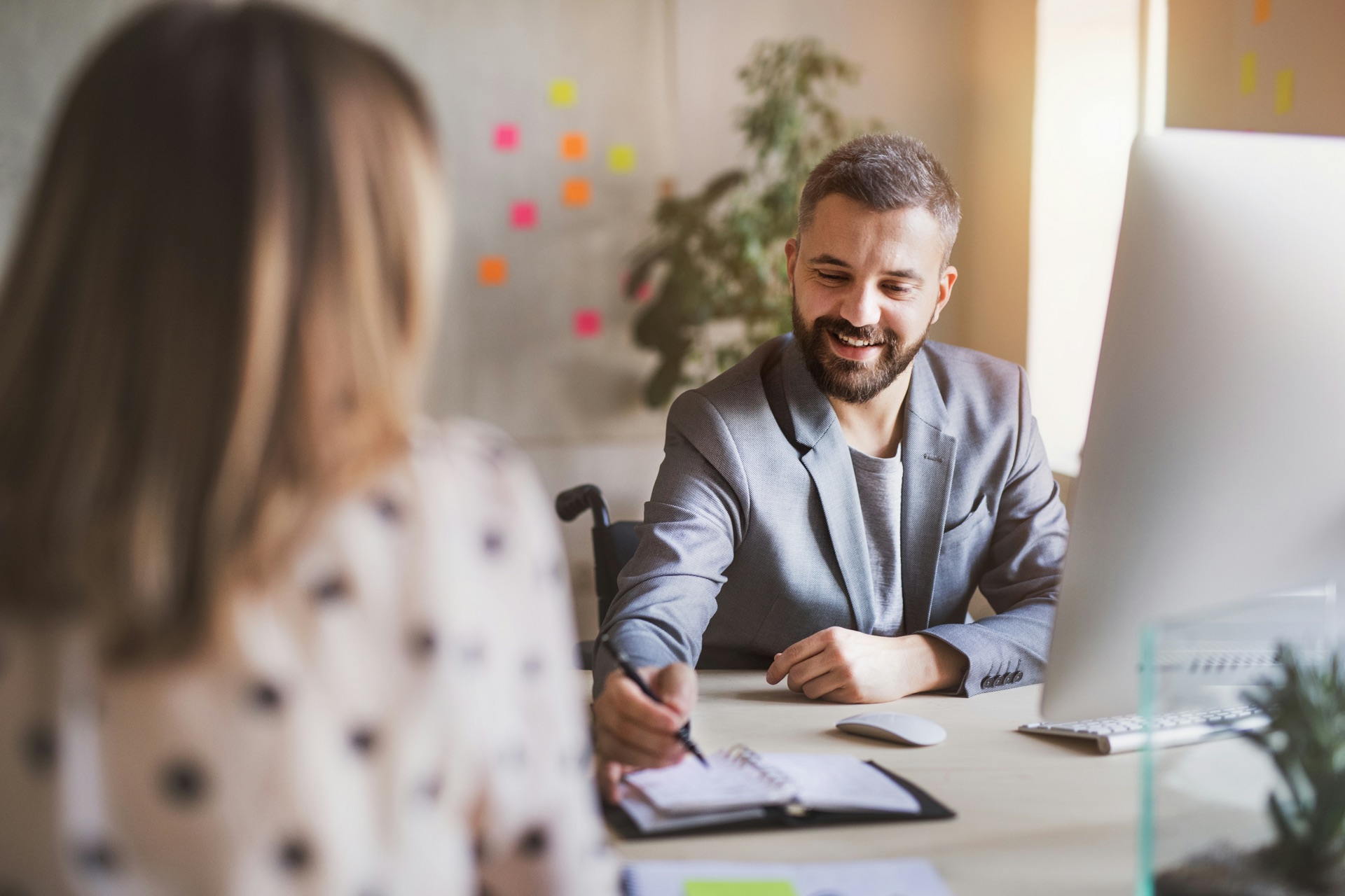 Man bereidt een gesprek voor aan tafel.